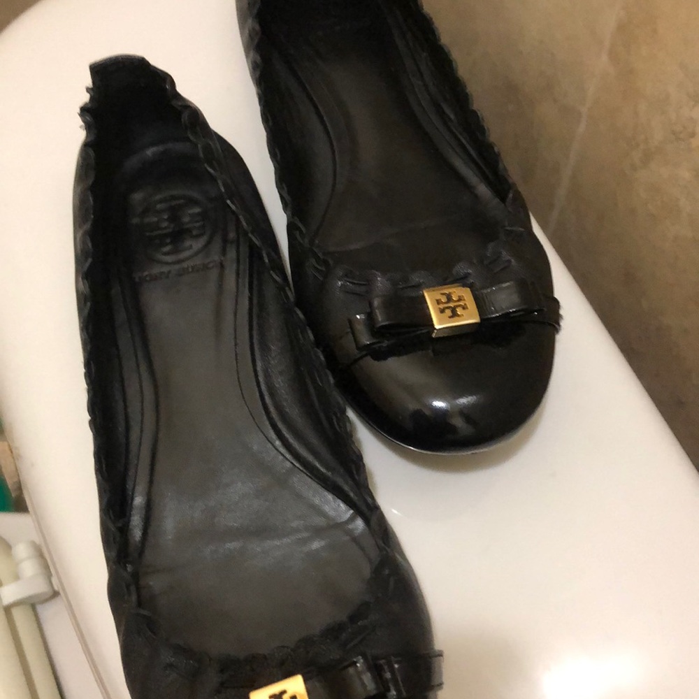 Tory Burch flat black color with gold emblem - Picture 6 of 8